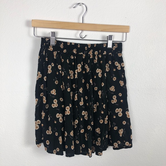 Brandy Melville Dresses & Skirts - Brandy Melville Floral Skirt